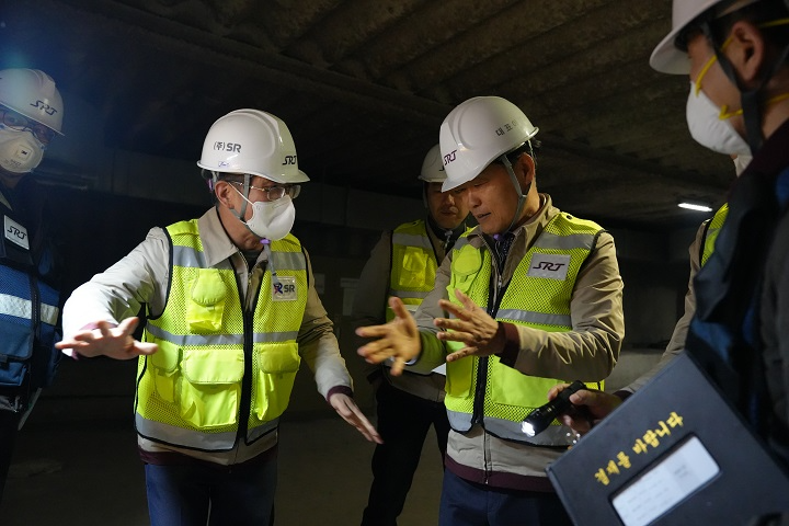 에스알은 18일 대심도 구간이자 국내 최장 터널로 꼽히는 율현터널 현장 안전점검에 나섰다. 정왕국 대표이사(왼쪽 4번째)가 현장을 찾아 재난 대응시설과 안전관리 실태를 점검했다./에스알