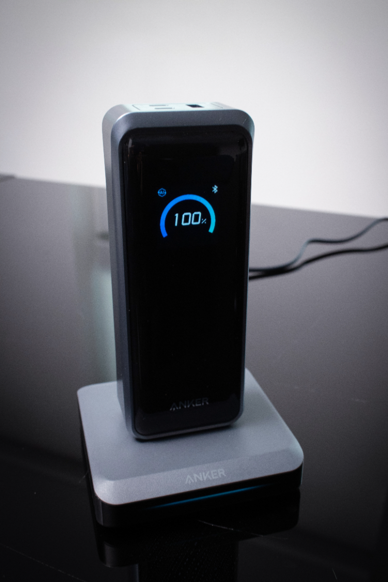 '앤커 프라임' 파워뱅크를 충전 스테이션을 통해 충전 중인 모습. 마그네틱 포고핀 단자를 통해 빠르고 간편하게 충전할 수 있다.