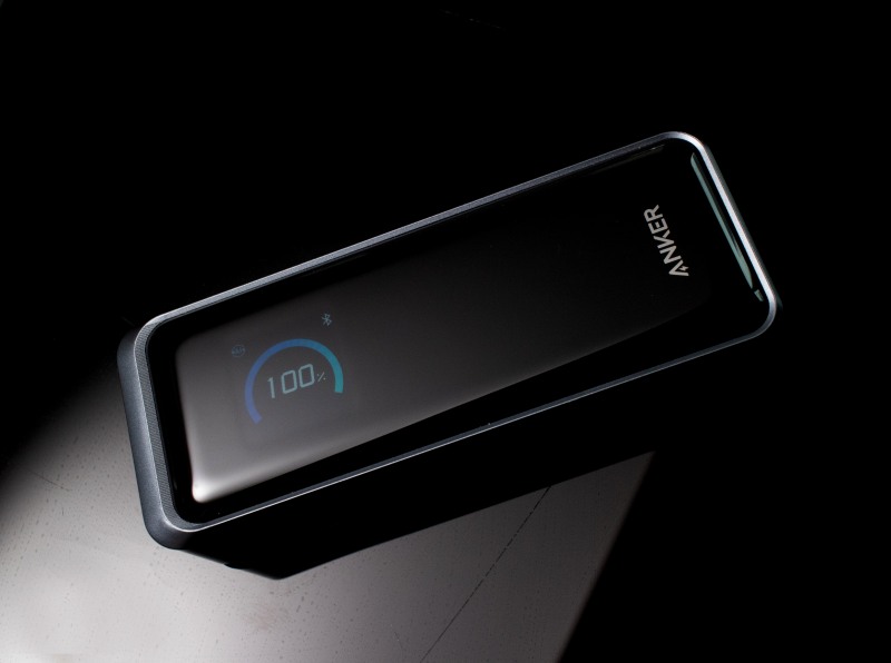 '앤커 프라임 파워뱅크' 2만6250mAh 모델 외관. 고급스러운 디자인을 갖추고 있으며 360도 회전하는 전면 디스플레이를 통해 다양한 정보를 제공해 편의성도 높다.