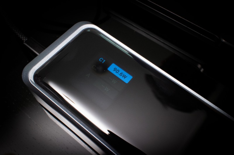 '앤커 프라임 파워뱅크'로 게이밍 노트북을 충전 중인 모습. 90W 이상 고속 충전도 거뜬하다.