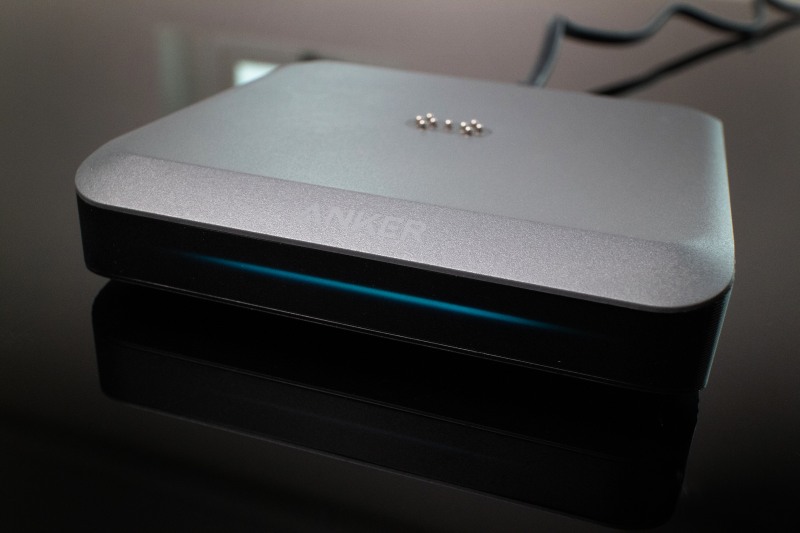 슬림한 디자인에 파란색 조명으로 고급스러움을 더한 '앤커 프라임 충전 스테이션'. 150W의 고속으로 '앤커 프라임 파워뱅크'를 충전할 수 있으며 별도 USB 포트로 다른 기기의 동시 충전도 가능하다.