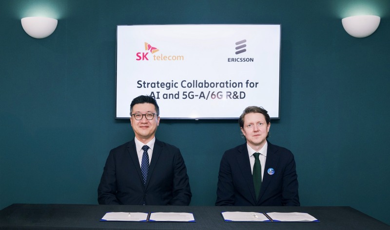 (왼쪽부터) 류탁기 SKT 네트워크기술담당과 마르텐 레너(Mårten Lerner) 에릭슨 네트워크 전략 및 제품 총괄의 모습.