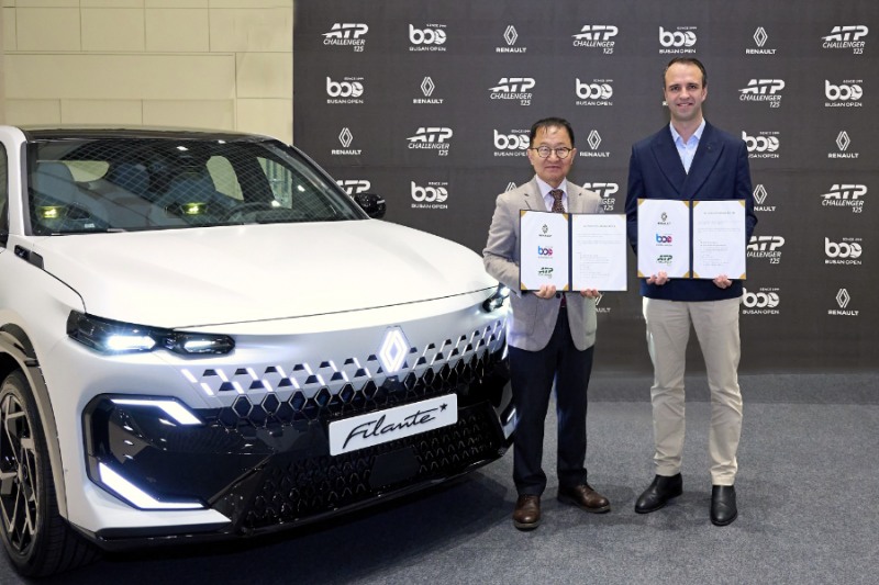 3월 17일 르노코리아 부산공장에서 개최된 '르노 부산오픈테니스대회 2026' 타이틀 스폰서 조인식 현장 사진(좌측부터 부산광역시테니스협회 신주식 회장, 르노코리아 니콜라 파리 사장)