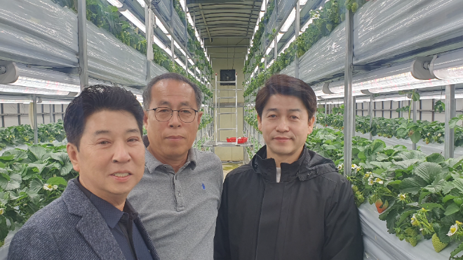 사진=좌측부터 인존장학복지재단 설립자 김택성 전 전북도의원, 스마트팜 딸기 재배 기술 장인 김영남 기술고문, 전 국회 농림축산식품해양수산위원회 비서관·현 전북특별자치도의회 의장실 박준필 비서관