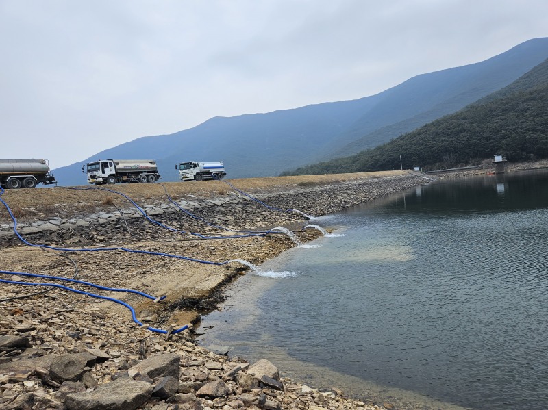 보길면 부황제 운반 급수하는 모습 (사진제공=완도군)