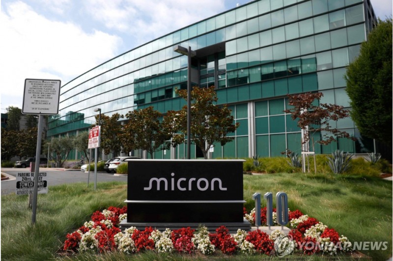 미국의 제조업체인 마이크론이 19일(현지시간) 2분기 자본지출이 50억달러로 전년 동기보다 60% 넘게 증가할 것이란 소식에 3.78% 급락했다. 사진=로이터통신, 연합뉴스