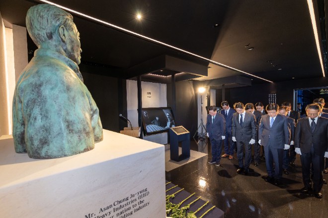 (앞줄 왼쪽부터) 조석 HD현대 부회장, 정기선 회장, 권오갑 명예회장, 조영철 부회장 등 주요 경영진이 20일 판교에 위치한 HD현대 글로벌R&D센터에서 열린 정주영 창업자 25주기 추모식에서 정주영 창업자 흉상 앞에서 묵념을 하고 있다. 사진= HD현대