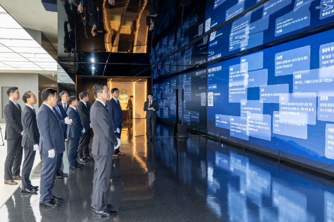 정기선 회장을 비롯한 HD현대 주요 경영진이 20일 판교에 위치한 HD현대 글로벌R&D센터에서 임직원들의 추모 메시지를 보고 있다. 사진= HD현대