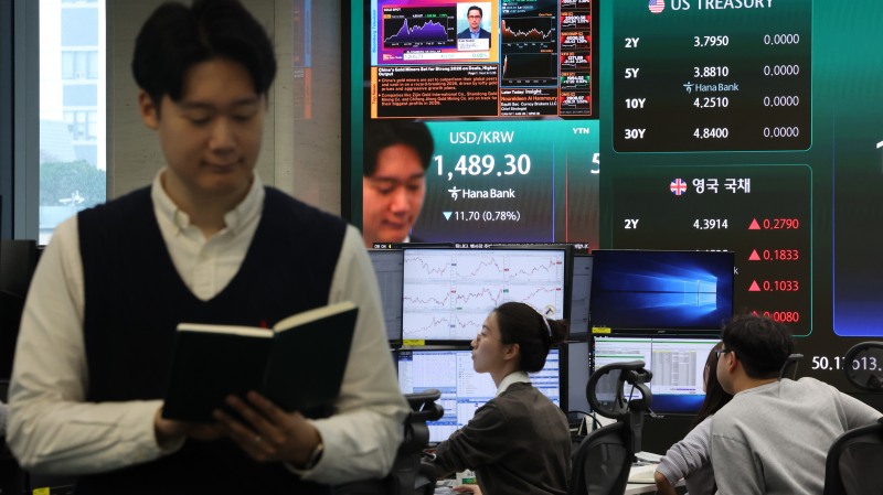 20일 오전 서울 중구 하나은행 본점 딜링룸에서 딜러가 업무를 보고 있다. 이날 오전 9시 3분 현재 코스피는 전장보다 39.36포인트(0.68%) 오른 5802.58에 거래되고 있다. /연합뉴스