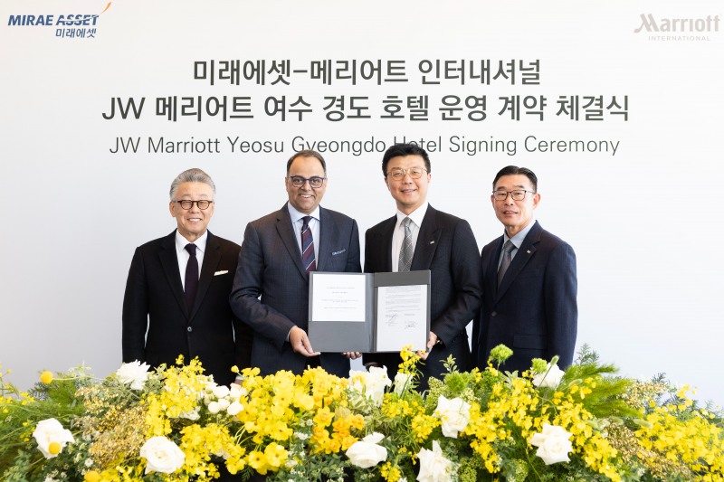 메리어트 인터내셔널 호텔 운영계약 체결식 사진. (왼쪽부터) Duke 남 메리어트 코리아 대표, 라지브 메논(Rajeev Menon) 메리어트 인터내셔널 아시아태평양 총괄대표, 미래에셋자산운용 최창훈 대표이사 부회장, 미래에셋컨설팅 채창선 대표이사./미래에셋자산운용