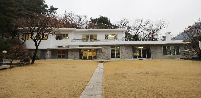 고(故) 정주영 현대그룹 명예회장의 20주기 제사가 열린 2021년 3월 20일 오후 서울 종로구 청운동 정 명예회장 옛 자택이 공개됐다. 정문으로 들어가면 넓은 잔디 마당 중간에 만든 돌길의 끝에는 고인과 기족이 살았던 2층 규모의 자택이 있다. 사진=공동취재단