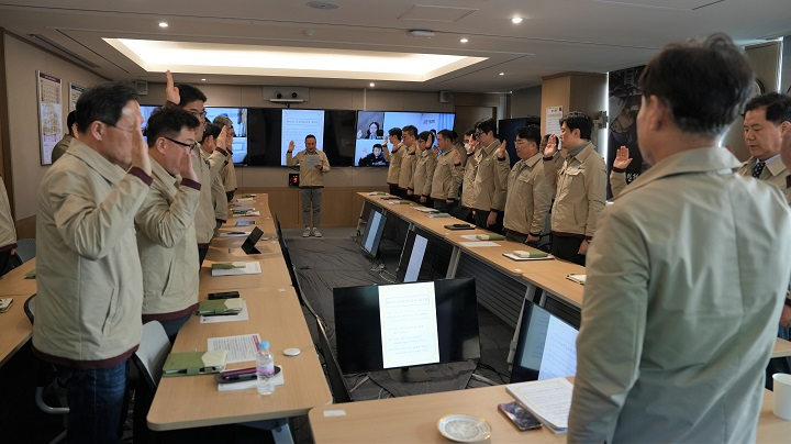 에스알(SR)은 20일 서울 강남구 본사사옥에서 ‘에너지 비상저감조치 결의대회’를 열어 자원안보위기 극복과 국가 에너지수급 불안을 조속히 해소하기 위한 전사 에너지절약 생활화 실천 강화를 다짐했다./에스알