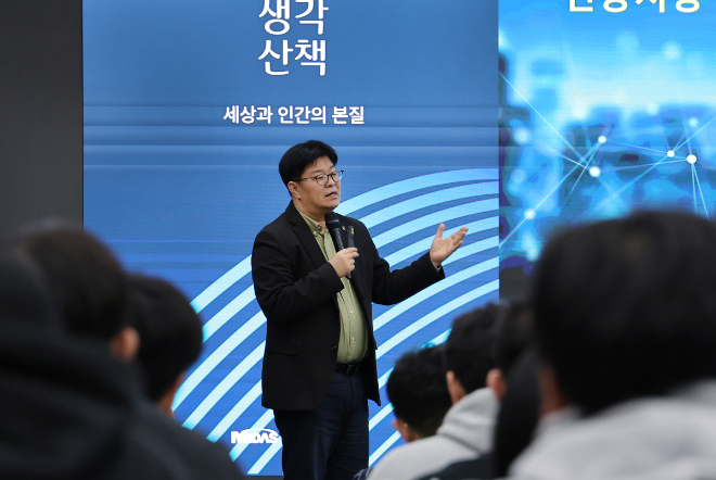 정재승 교수가 마이다스 생각산책에서 ‘인공지능 시대, 뇌과학으로 인간을 성찰하다’를 주제로 강연하고 있다. (사진: 마이다스그룹 자인연구소)