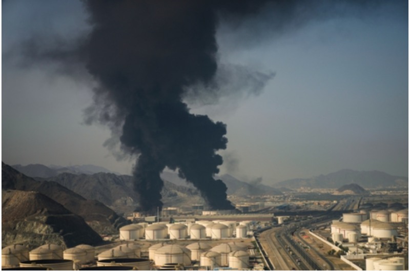 이란전쟁으로 천연가스 공급이 차질을 빚어 인도 파키스탄뿐 아니라 한국도 큰 피해를 입을 것으로 우려된다. 사진=UAE 석유생산시설, AP, 연합뉴스