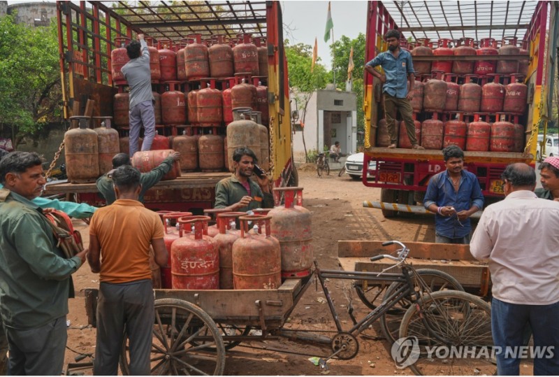 인도 거리에서 유통되는 취사용 가스. 사진=AP, 연합뉴스