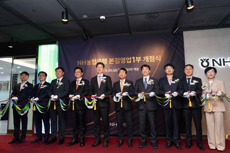 NH농협은행은 20일 본점영업1부 개점식을 가졌다. (왼쪽부터) 금융노조 NH지부 부위원장 이현인, NH농협은행 경영지원부문 부행장 박현동, KG모빌리언스 상무 김경원, 한화솔루션 총괄 정원영, NH농협은행 은행장 강태영, 유진기업 부사장 김진구, 효성티앤씨 전무 최종일, 사조산업 전무 임태기, NH농협은행 기업금융부문 부행장 엄을용, NH농협은행 본점영업1부 부장 장해심./NH농협은행