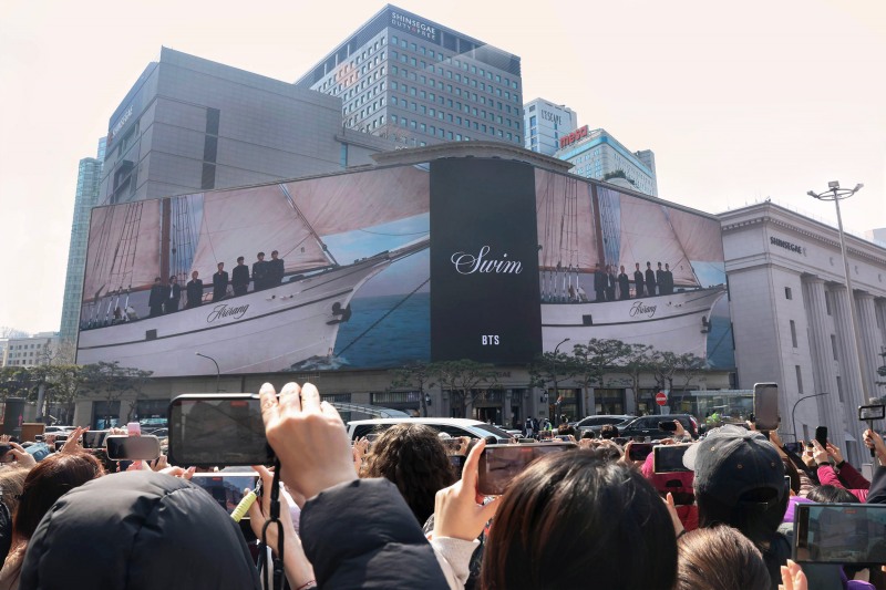 신세계백화점 본점 신세계스퀘어에 BTS 영상 및 사진이 송출되고 있는 모습. /사진=신세계백화점