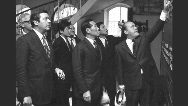 정주영 현대그룹 회장(가운데)이 덴마크 B&W사의 디젤 엔진 생산라인을 참관하고 있다. 사진=현대자동차그룹