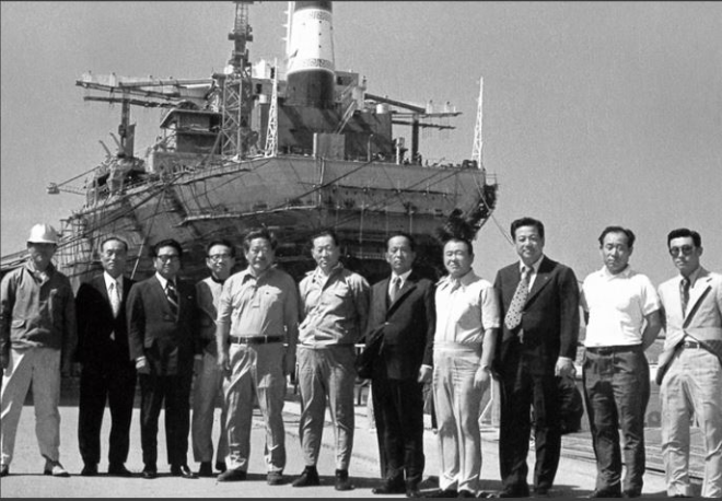 현대 울산조선소 건설현장에서 처음 수주해 건조중인 유조선을 배경으로 김성곤 당시 국회재무위원장, 정주영 현대그룹 회장(왼쪽 다섯번째부터) 등이 기념촬영을 하고 있다. 사진= 현대그룹