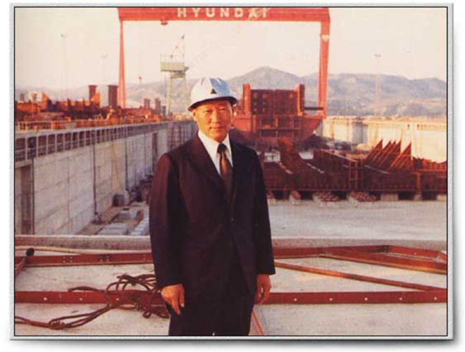 정주영 현대그룹 회장이 1978년 울산 현대조선 조선소 1도크를 배경으로 촬여을 하고 있다. 사진=HD현대중공업