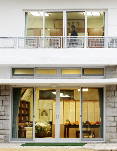 고(故) 정주영 현대그룹 명예회장의 20주기 제사가 열린 2021년 3월 20일 오후 서울 종로구 청운동 정 명예회장 자택 2층에 마련한 제사상 앞에서 맏손자인 정의선 현대자동차그룹 회장이 친척들을 맞으며 제사를 주제하고 있다. 사진=공동취재단