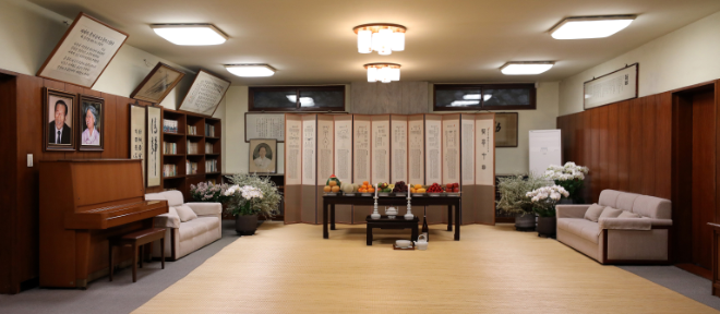 고(故) 정주영 현대그룹 명예회장의 20주기 제사가 열린 2021년 3월 20일 오후 서울 종로구 청운동 정 명예회장의 옛 자택이 공개됐다. 자택 1층에는 정 명예회장과 부인 고 변중석 여사의 제사상이 마련되었다. 사진=공동취재단