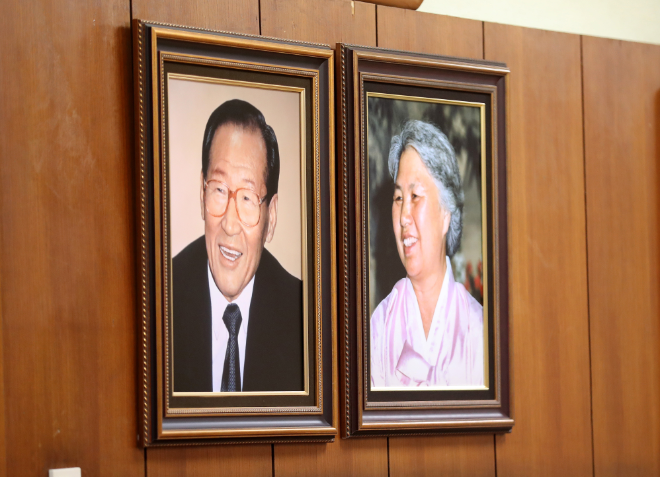 고(故) 정주영 현대그룹 명예회장의 20주기 제사가 열린 2021년 3월 20일 오후 서울 종로구 청운동 정 명예회장 옛 자택이 취재진에 공개됐다. 자택 1층 중앙에 마련한 제사상 왼쪽 벽에 정 명예회장과 변중석 여사의 영정이 함께 걸려 있다. 사진=공동취재단