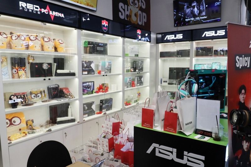 레드포스 PC 아레나 입구에는 농심 마스코트와 각종 게이밍 하드웨어 제품을 구매할 수 있는 공간이 마련됐다.