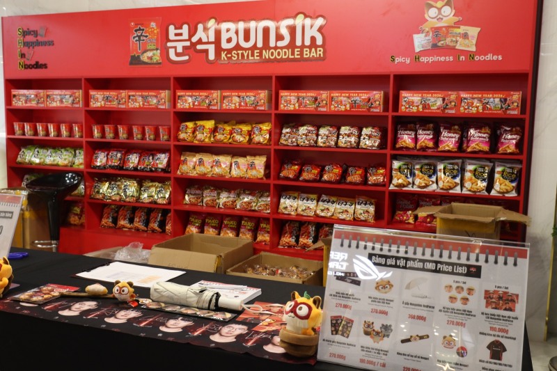 입구에 배치된 농심 K-푸드 코너. 현지 팬 미팅 '스파이시 해피니스 인 베트남'이 진행된 날에는 각종 굿즈와 농심 레드포스 게임단 상품이 함께 판매됐다.