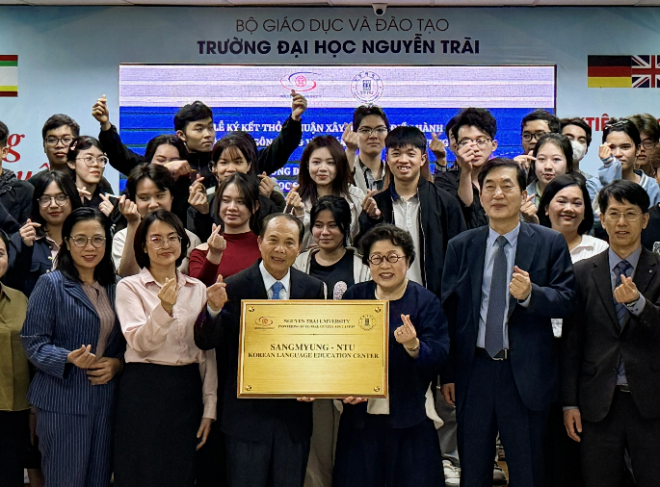 협약식 사진(사진 가운데에서 오른쪽 김종희 상명대 총장, 왼쪽 응우옌 티엔 루안 응우옌짜이대학교 총장) / (사진제공=상명대)