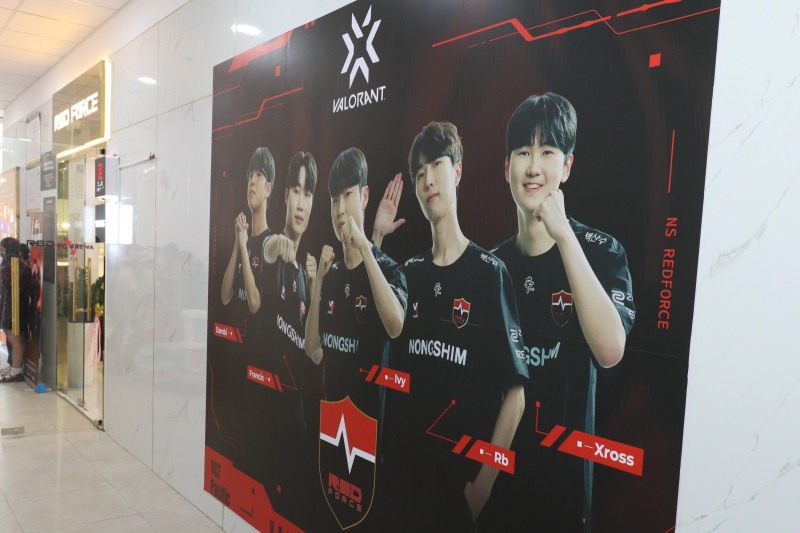 레드포스 PC 아레나 한쪽 벽을 장식한 농심 레드포스 '발로란트' 선수들.
