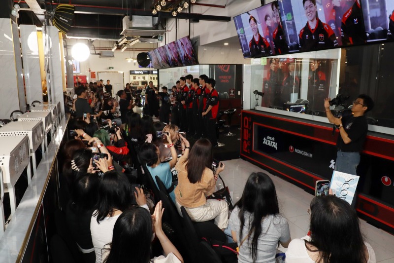 레드포스 PC 아레나 호치민 1호점에서 진행된 '스파이시 해피니스 인 베트남' 현장 모습.