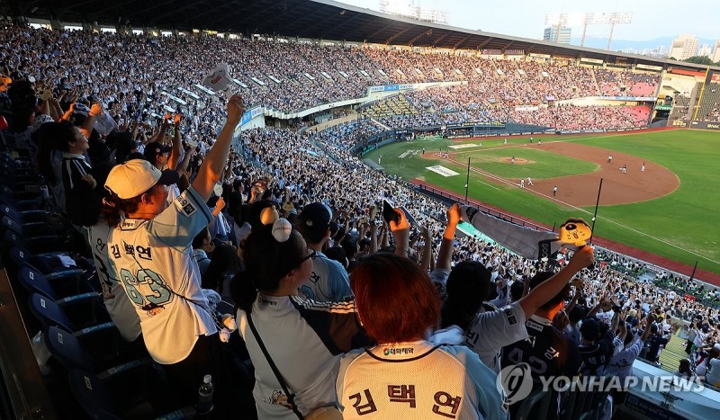 인산인해를 이룬 야구 경기장