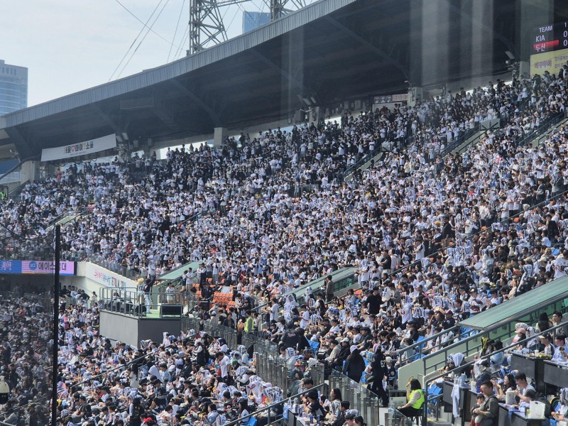 서울 잠실구장에서 응원전 펼치는 야구팬들. 사진=연합뉴스