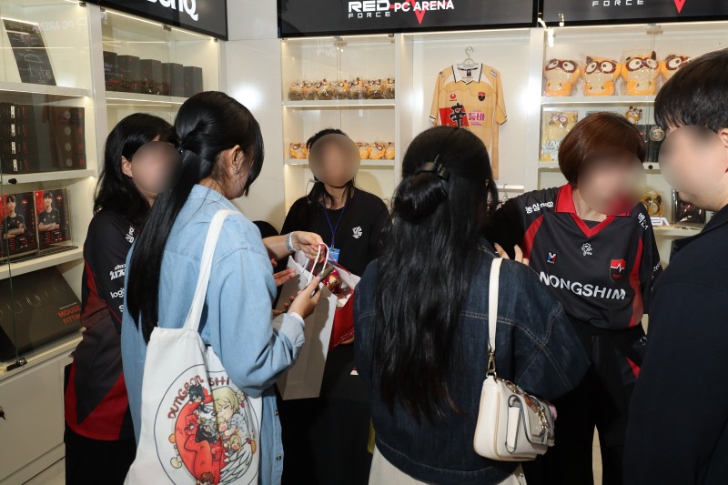 Nongshim Red Force welcomed fans with a welcome gift filled with Korean spicy flavors.