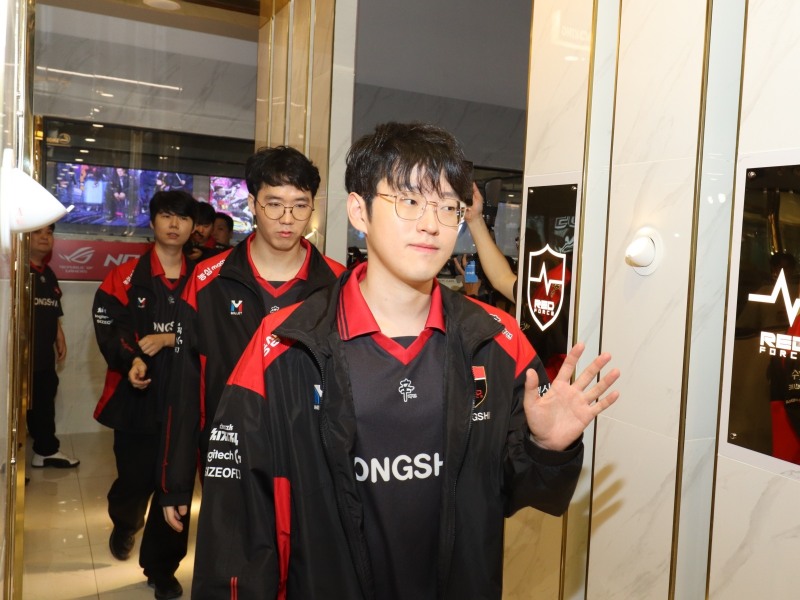 Athletes heading to the stage. Captain Lehends felt relaxed as it was his third official visit to Vietnam.
