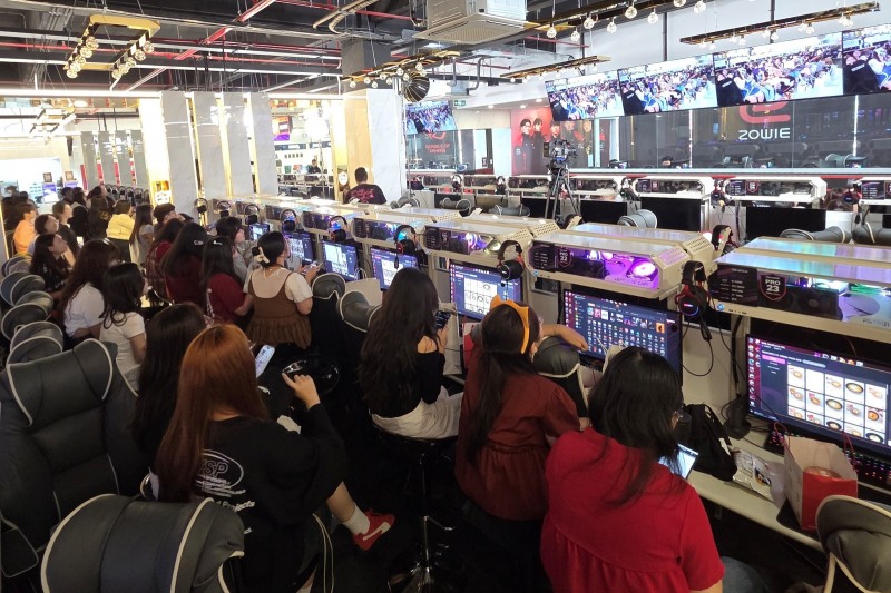Currently, fans were focused on the game and reacted passionately to the players' play.