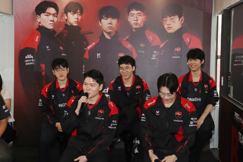 Nongshim Red Force players conducting a small talk.