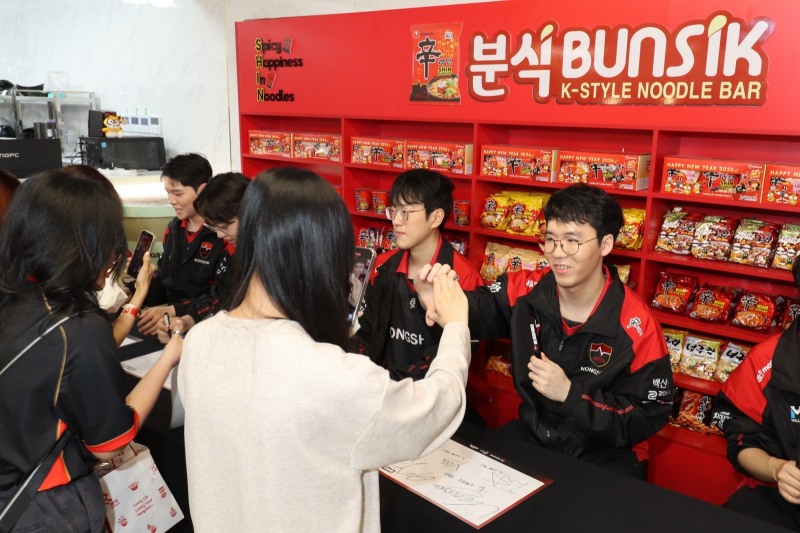 The autograph session began as the last step of the event.