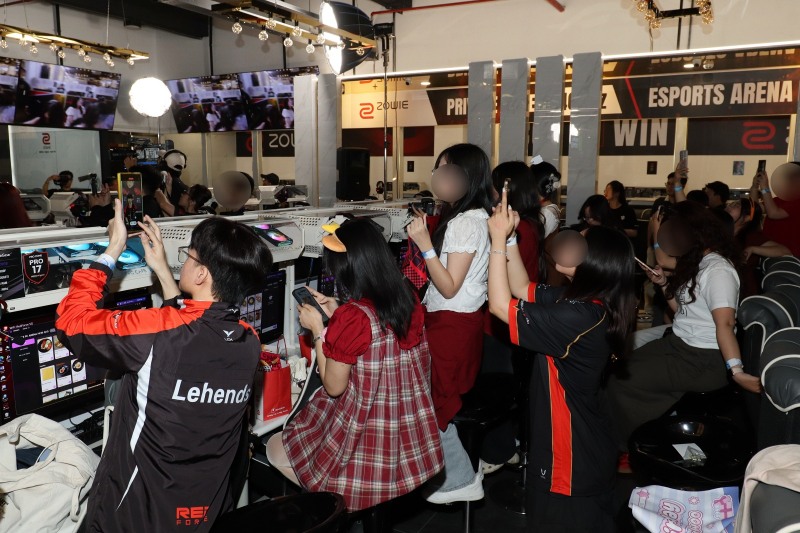 There were also fans who tried to capture images of the players in action.