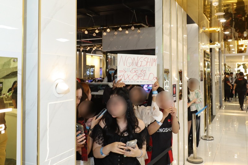The cheer pool that prayed for Nongshim Red Force's advancement to the 'World Championship (Worlds)' attracted attention.