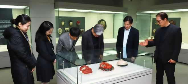 지난 20일, 민재홍 총장과 본부 보직자들이 덕성여대박물관을 방문, 김경섭 학예사의 전시에 대한 설명을 듣고 있다. (사진제공=덕성여대)