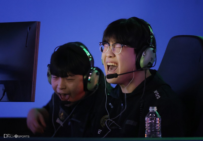 먼저 두 세트를 잡은 노영진이 결승전 리드를 잡았다.