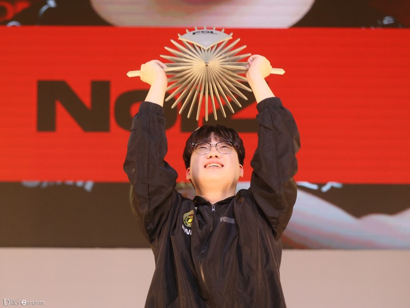 새로운 챔피언에 등극해 트로피를 들어올린 '노이즈' 노영진.