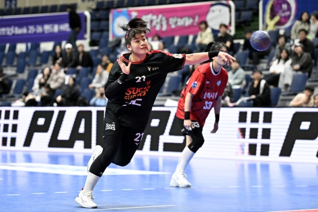 22일 삼척시청과 경기에서 슛을 던지는 SK 최지혜 / 사진=한국핸드볼연맹 제공