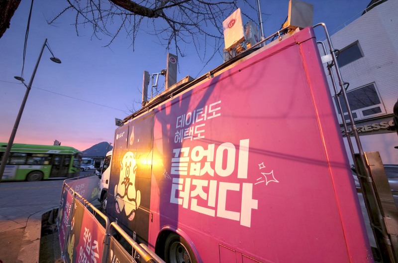 LG유플러스는 전날 서울 광화문광장에서 열린 대규모 공연 현장에서 자율네트워크(Autonomous Network) 기반 대응 체계를 통해 안정적으로 통신 서비스를 제공하며, 대규모 집객 환경에서도 자율네트워크 기반 사전 예측·실시간 제어의 효과를 입증했다고 22일 밝혔다. 사진은 광화문광장 인근에 설치된 LG유플러스의 이동기지국.