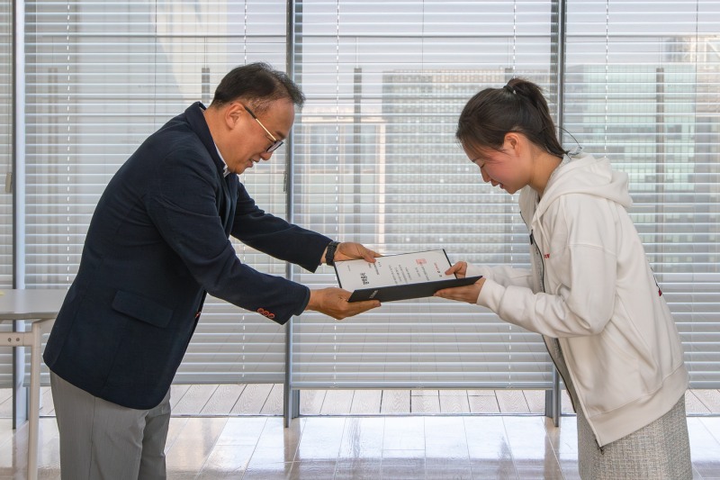 KT디지털인재장학생에게 장학증서를 전달하는 모습