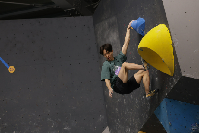 볼더 완등하는 노현승 선수. (사진제공=대한산악연맹)