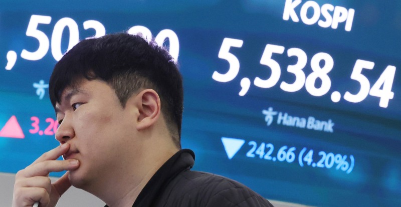 23일 서울 중구 하나은행 본점 딜링룸에서 직원들이 업무를 보고 있다. 이날 코스피는 전장보다 201.05포인트(3.48%) 내린 5580.15에, 코스닥은 31.66포인트(2.73%) 내린 1129.86에 개장했다./연합뉴스