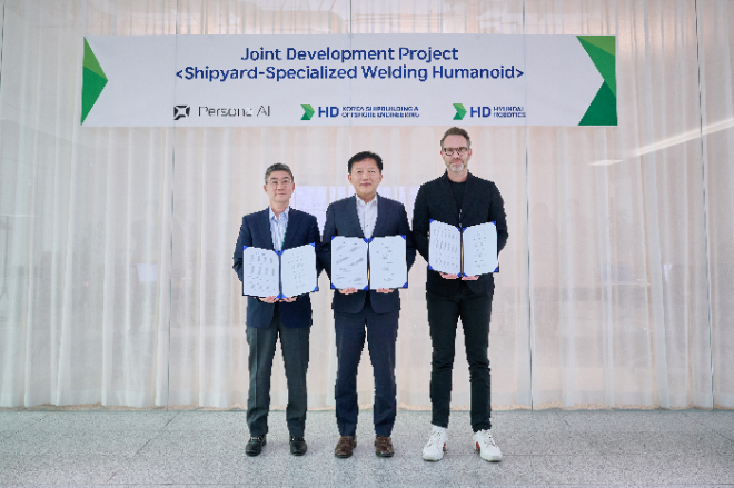 HD현대는 최근 HD현대글로벌R&D센터에서 ‘조선소 특화 용접용 휴머노이드의 실증 및 상용화를 위한 공동개발 협약’을 체결했다(왼쪽부터) 송영훈 HD현대로보틱스 솔루션개발부문장, 이동주 HD한국조선해양 제조혁신연구소 부문장, 닉 래드포드(Nicolaus Radford) 페르소나 AI CEO거 협약 체결 후 기념촬영을 하고 있다. 사진= HD현대
